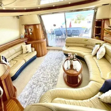 Botel Luxerholiday *